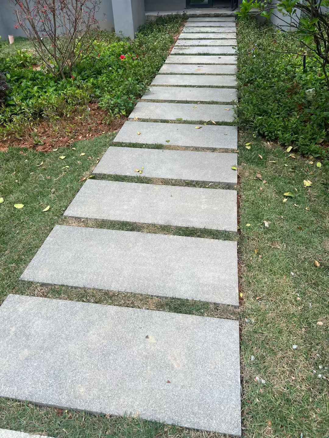 石家庄 芝麻黑小区踏步、汀步石铺装效果