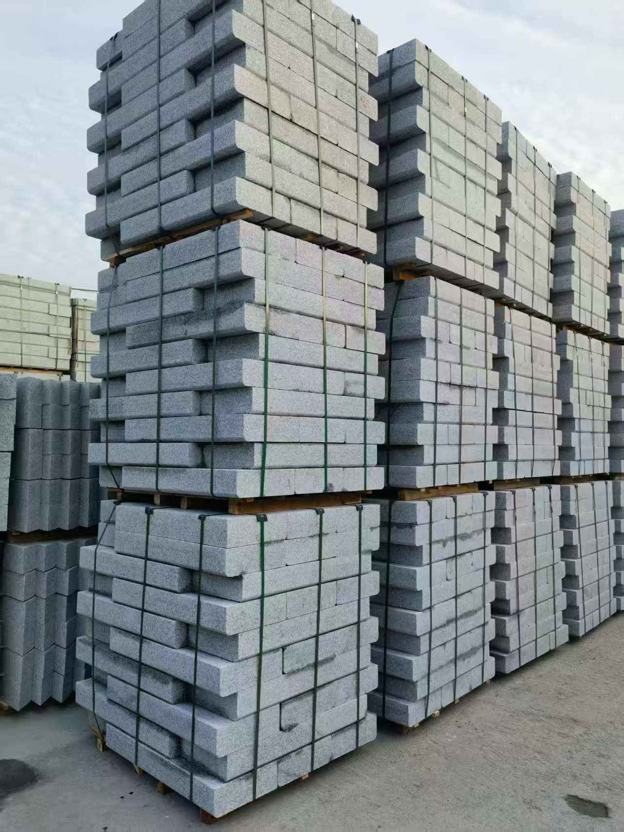 石家庄 路沿石（路侧石），颜色一致，尺寸标准