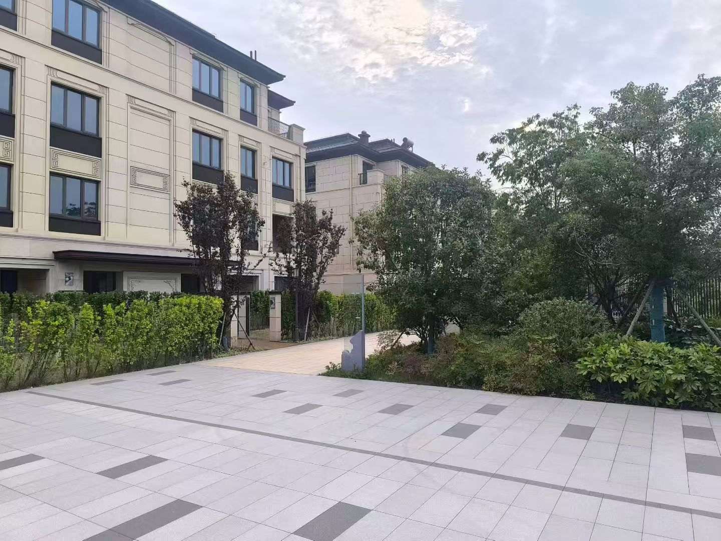 石家庄 芝麻白与芝麻白搭配铺装，尺寸1200*600